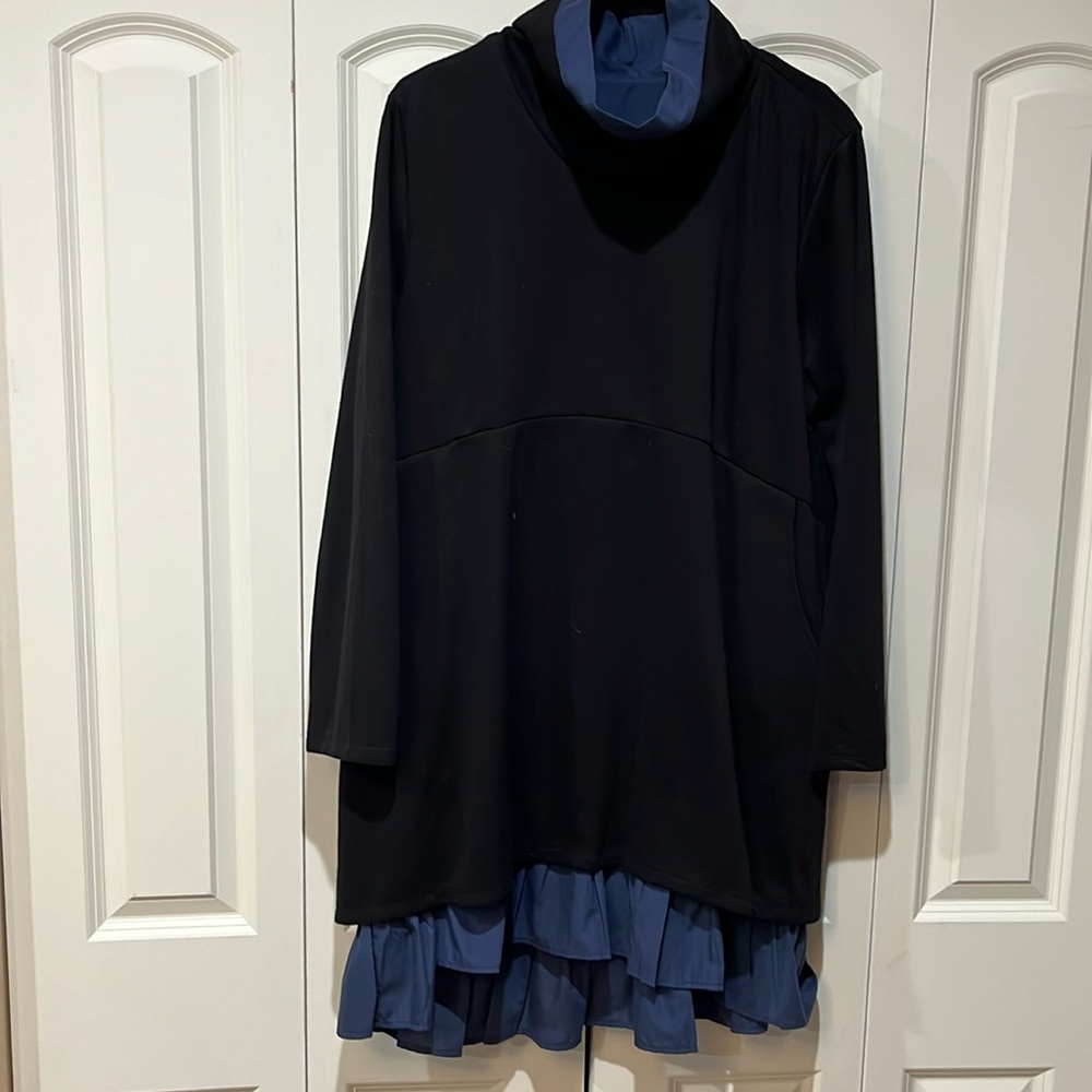 Modernmiss size extra large turtleneck ruffle bottom tunic in black and blue